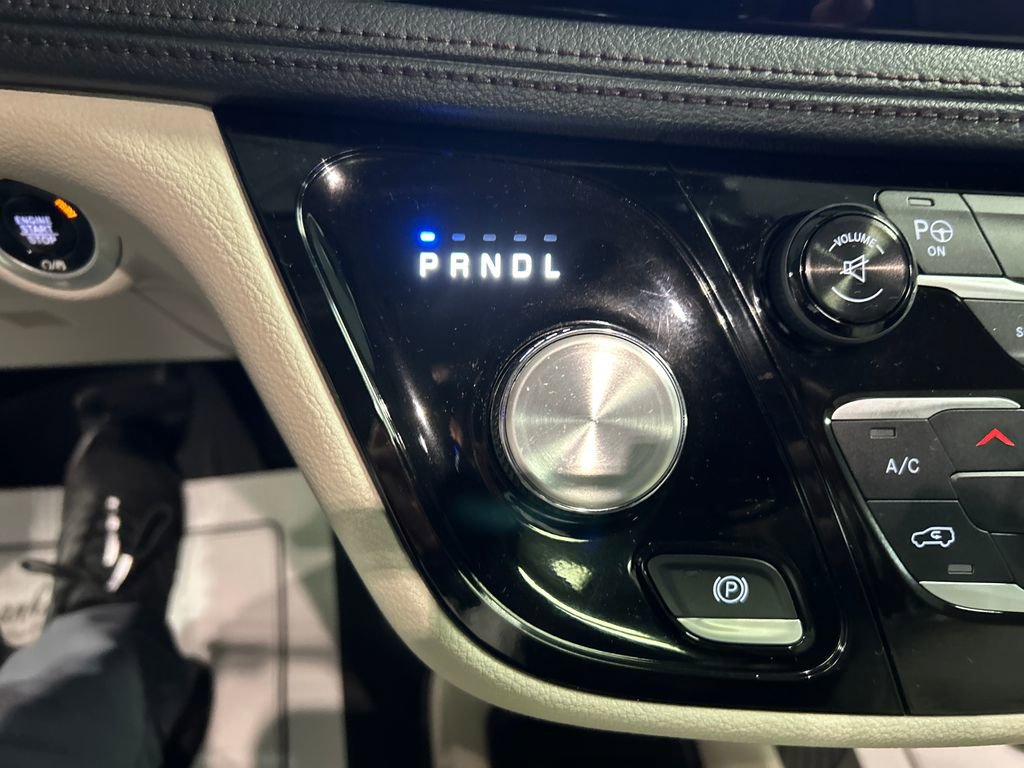 Used 2017 Chrysler Pacifica Limited FWD image 18
