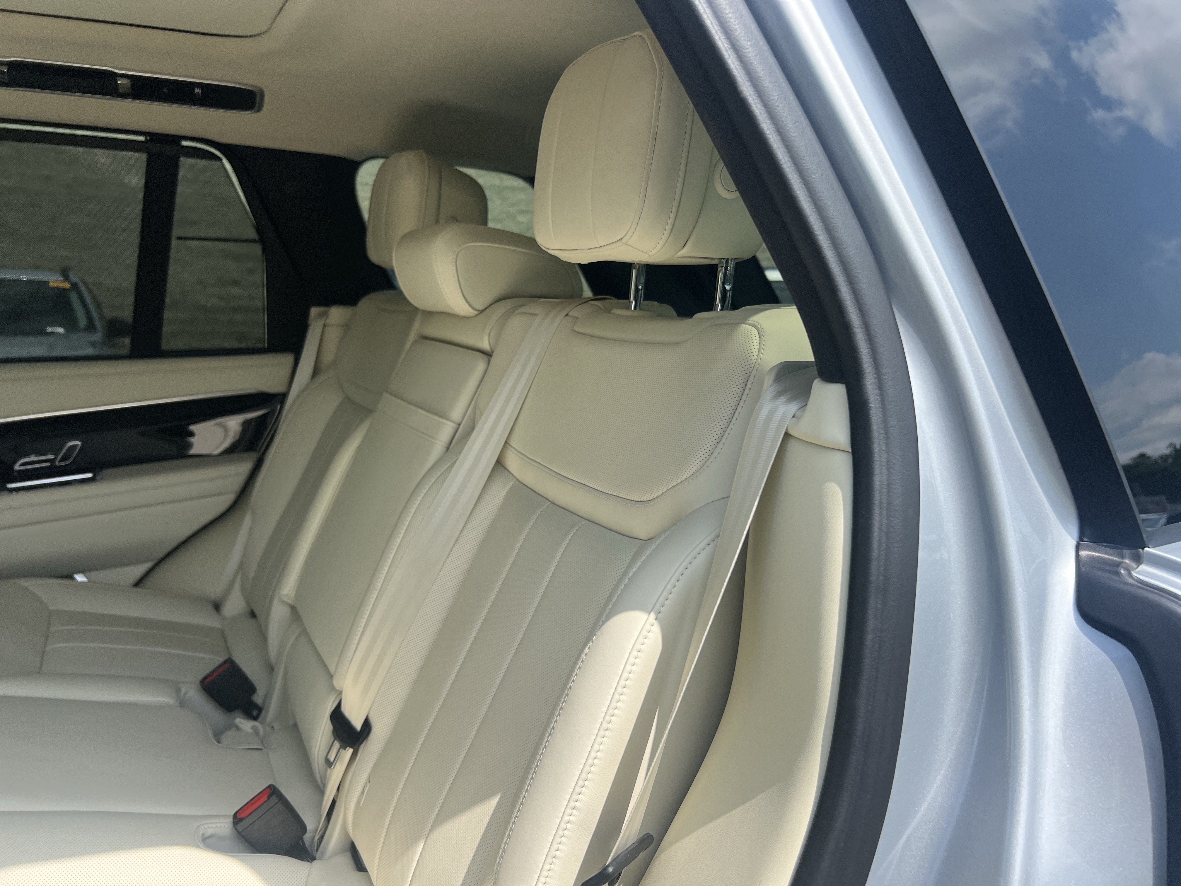 Certified 2025 Land Rover Range Rover SE AWD/4WD image 34