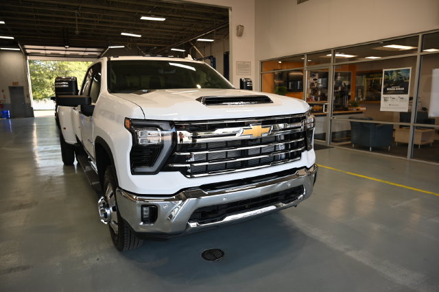 New 2026 Chevrolet Silverado 3500 LTZ w/ LTZ Plus Package AWD/4WD image 3