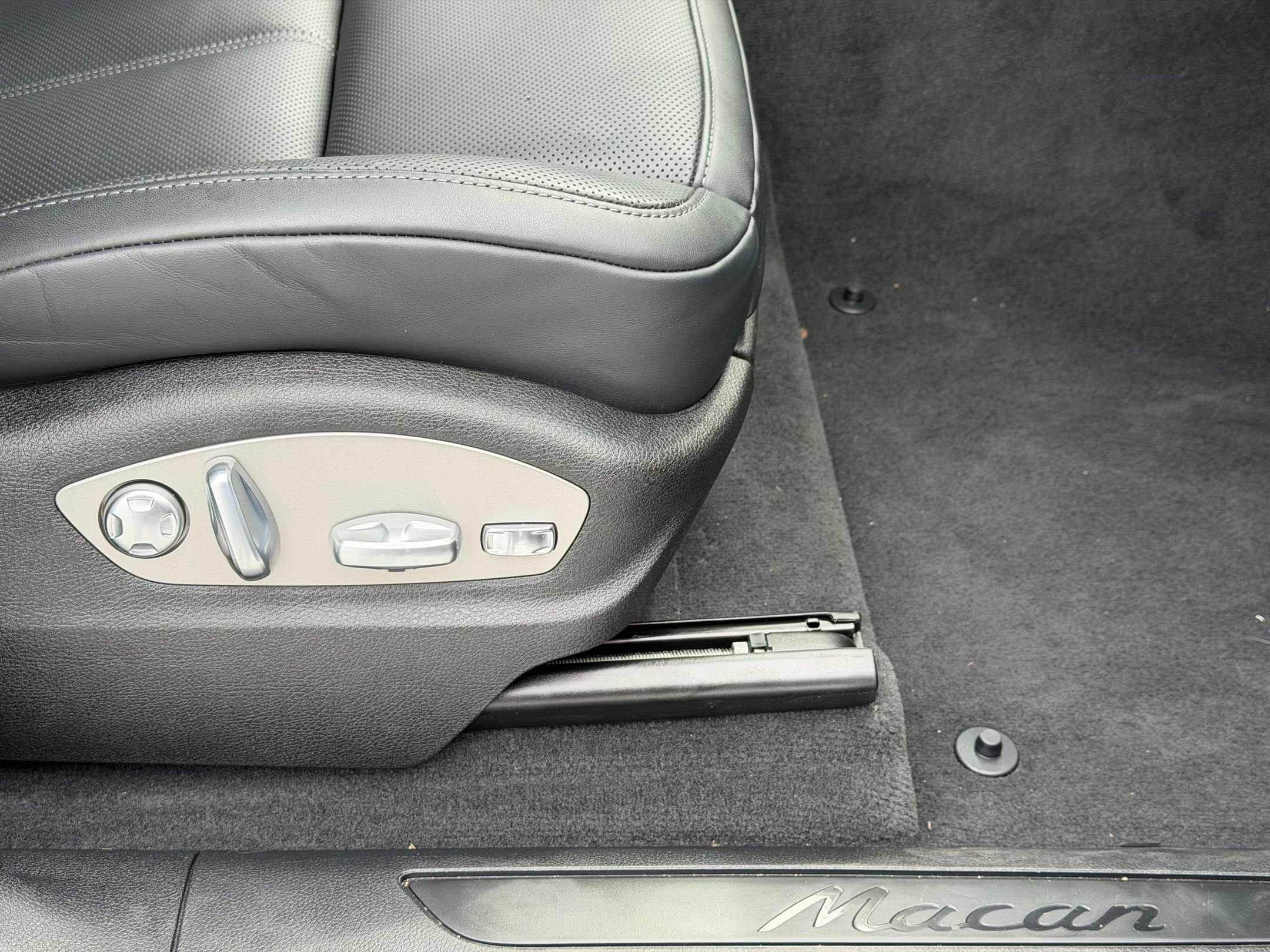 Certified 2026 Porsche Macan image 15