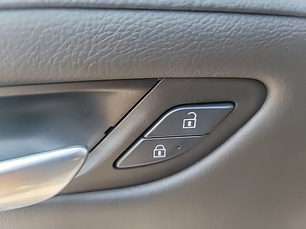 Used 2024 Cadillac XT4 Premium Luxury w/ Technology Package FWD image 12