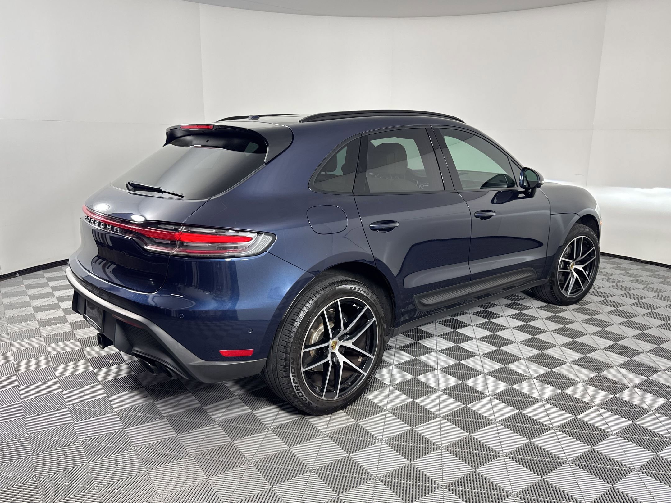Certified 2022 Porsche Macan AWD/4WD image 9