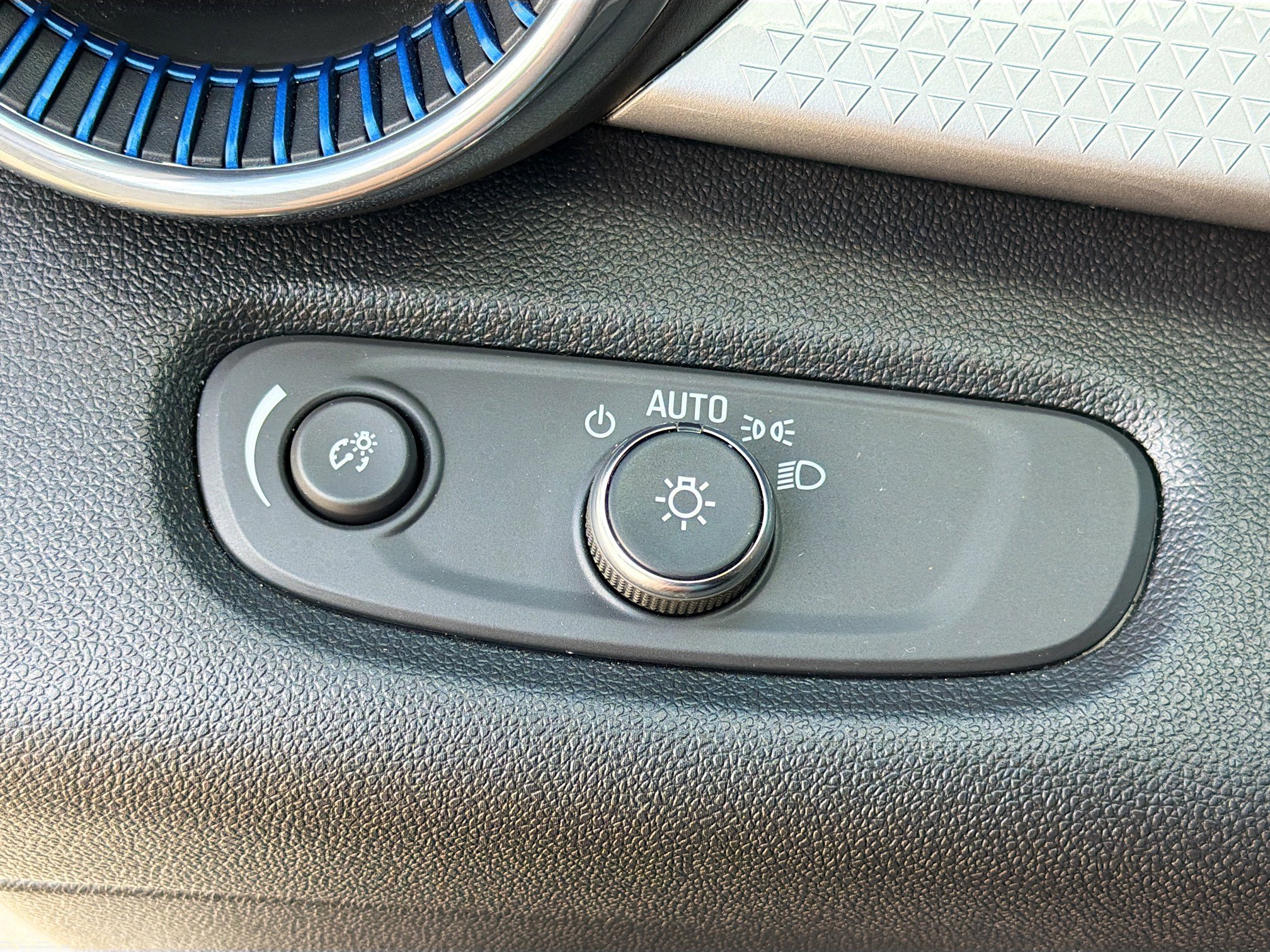 Used 2025 Chevrolet Trax LT w/ LT Convenience Package image 29