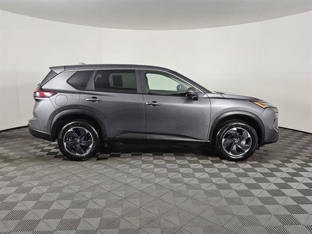 Used 2025 Nissan Rogue SV image 2