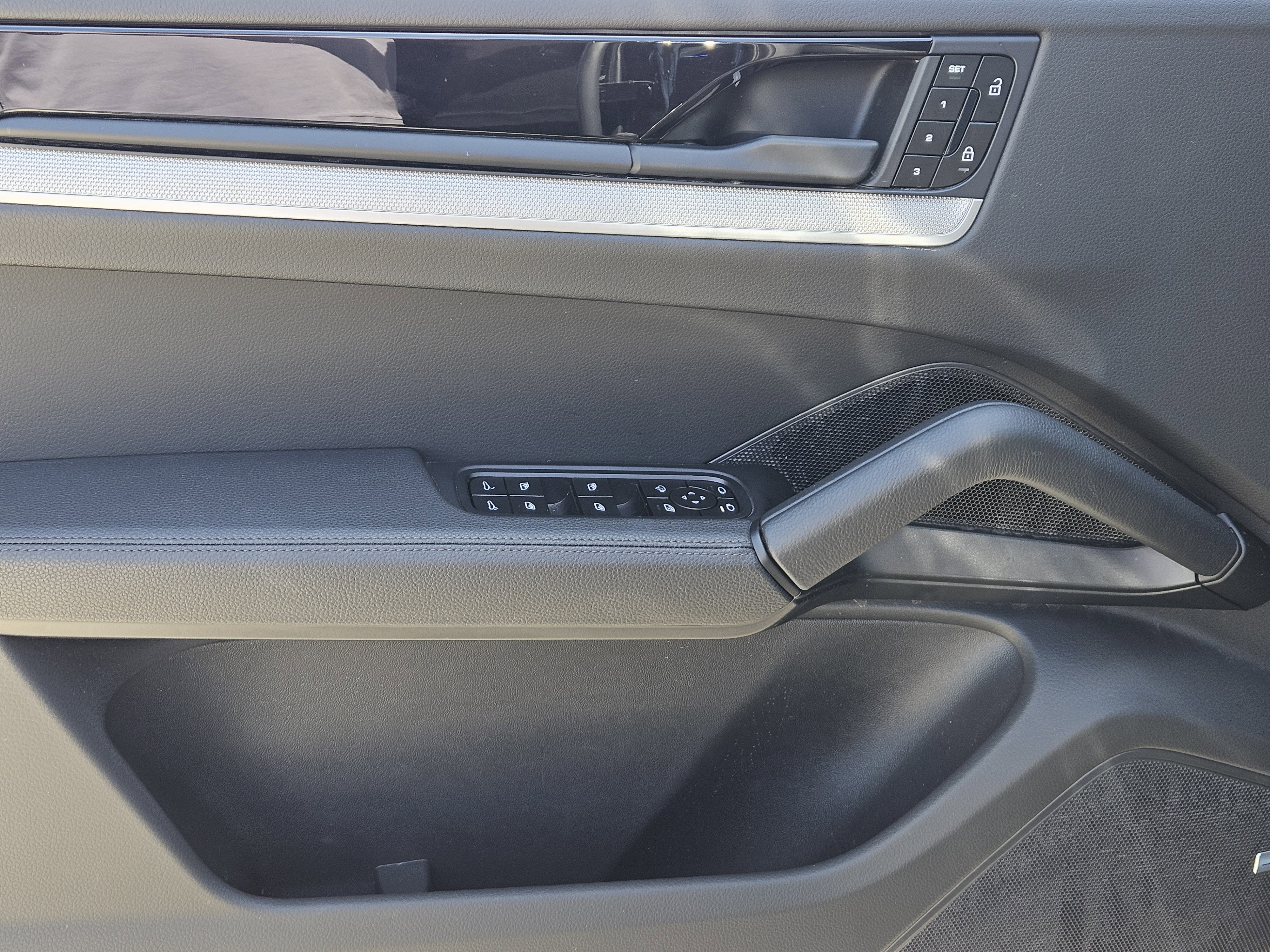 Used 2025 Porsche Cayenne image 22