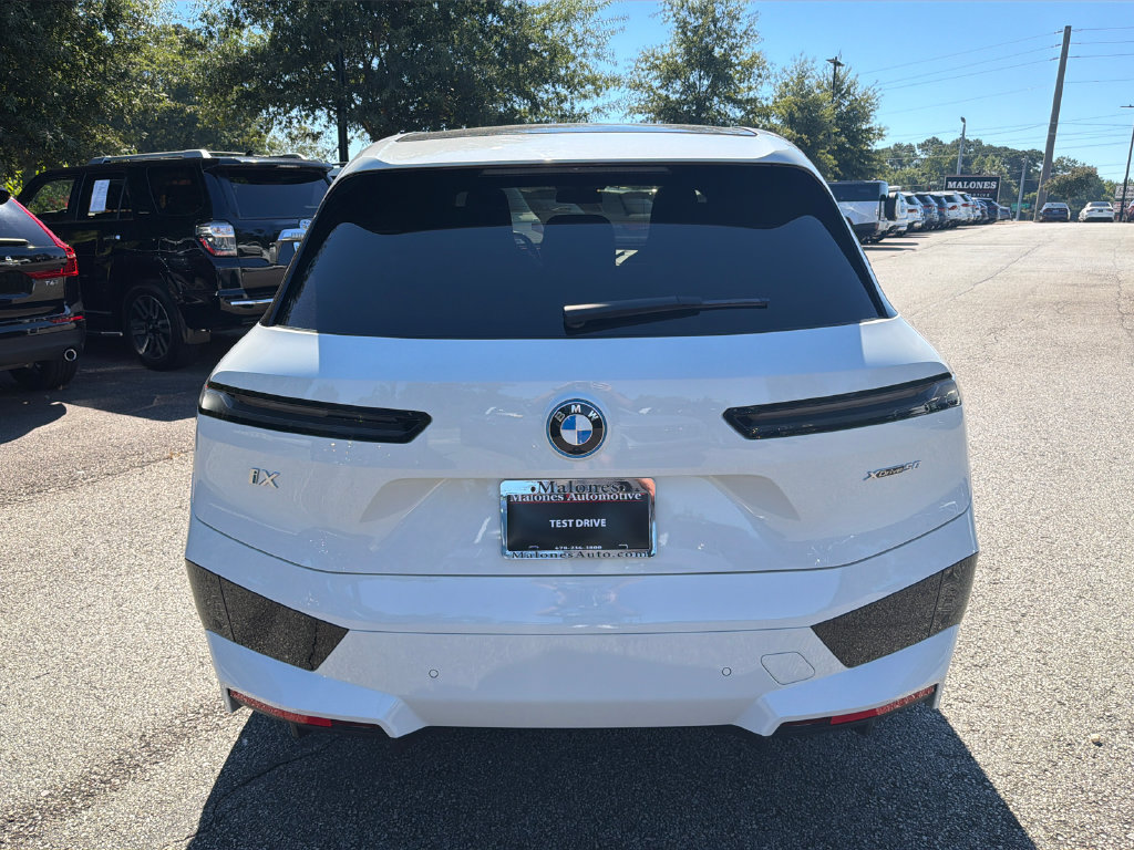 Used 2023 BMW iX xDrive50 w/ Sport Package AWD/4WD image 6