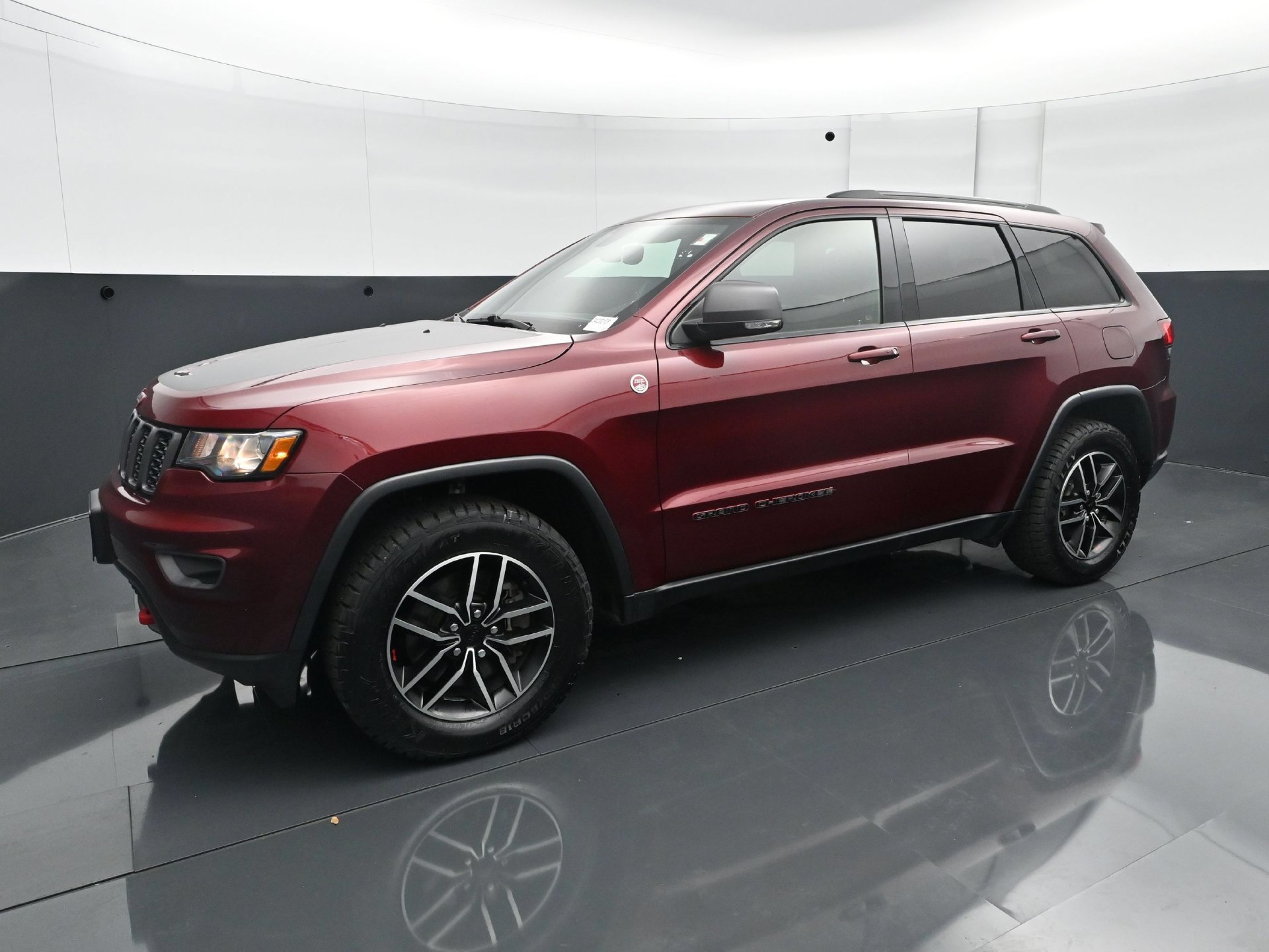 Used 2021 Jeep Grand Cherokee Trailhawk w/ Trailhawk Luxury Group AWD/4WD image 2