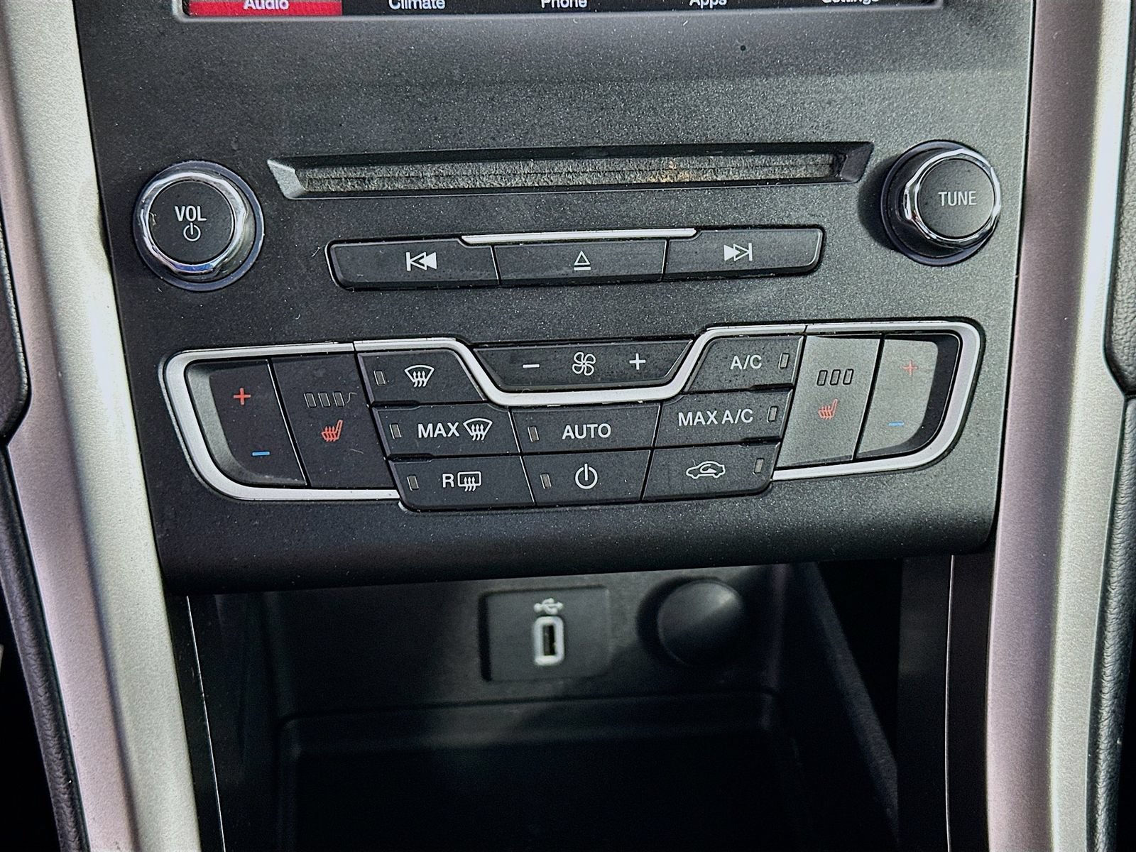 Used 2017 Ford Fusion SE w/ Fusion SE Technology Package FWD image 15