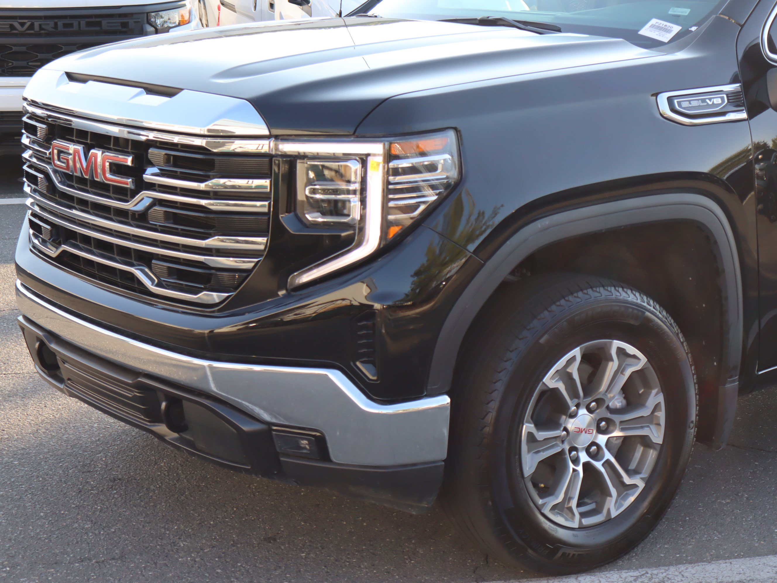 Used 2025 GMC Sierra 1500 SLT AWD/4WD image 6