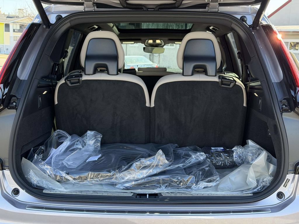 New 2026 Volvo XC90 B6 Plus w/ Protection Package Premier AWD/4WD image 13