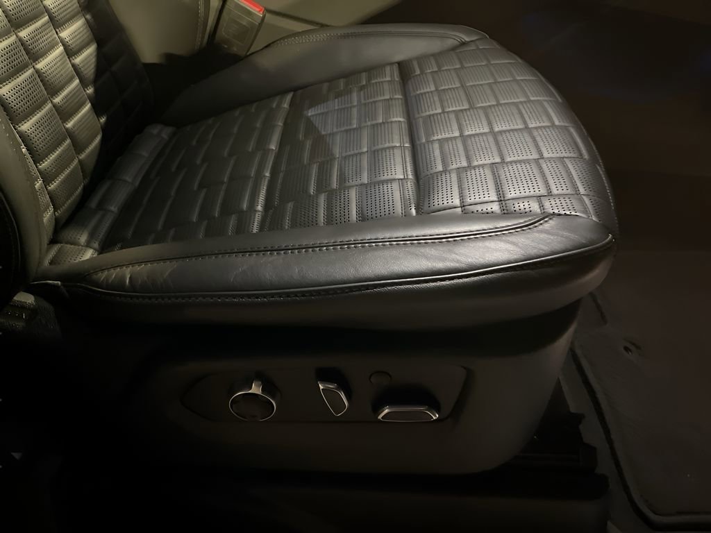 Used 2023 Cadillac Escalade ESV Premium Luxury Platinum image 13