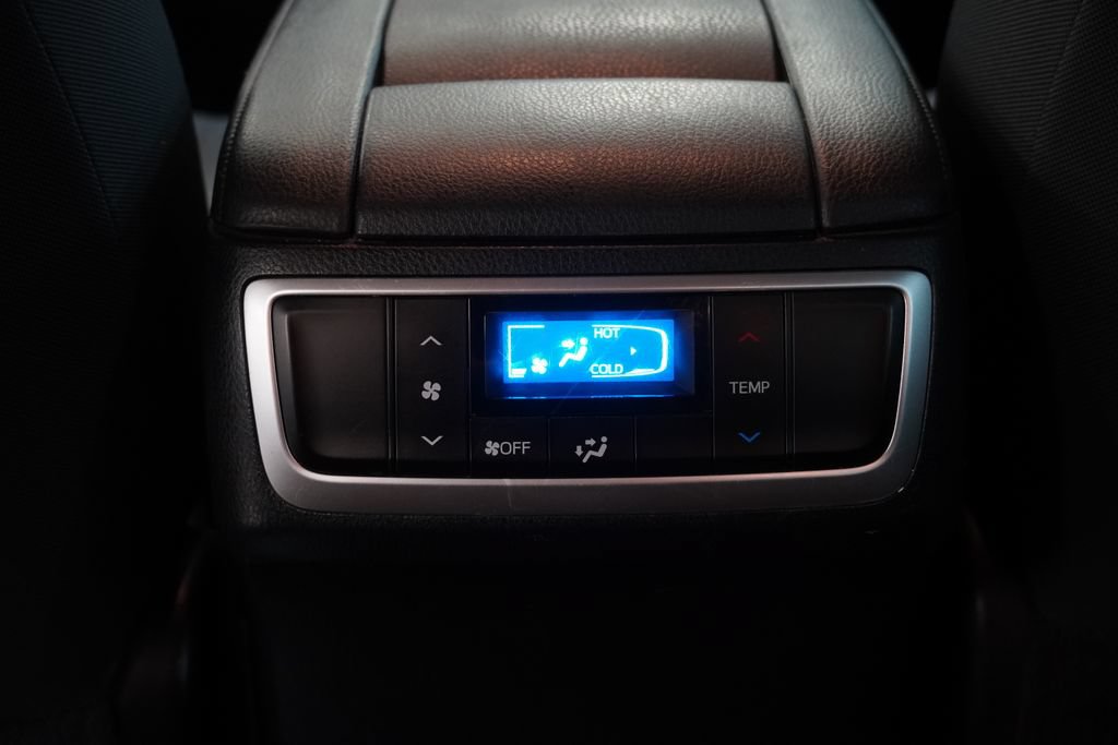 Used 2019 Toyota Highlander LE AWD/4WD image 29