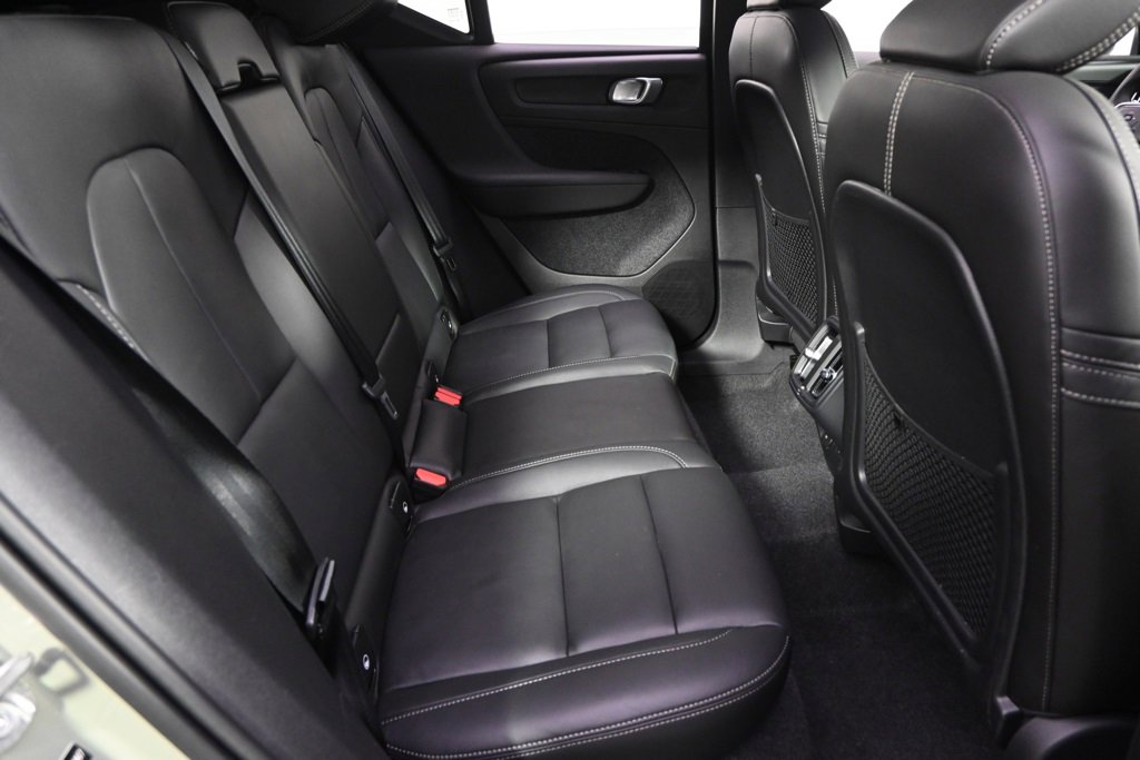 Used 2025 Volvo XC40 B5 Plus image 18