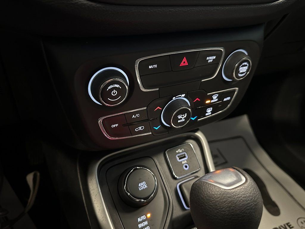 Used 2020 Jeep Compass Sport w/ Cold Weather Group AWD/4WD image 14