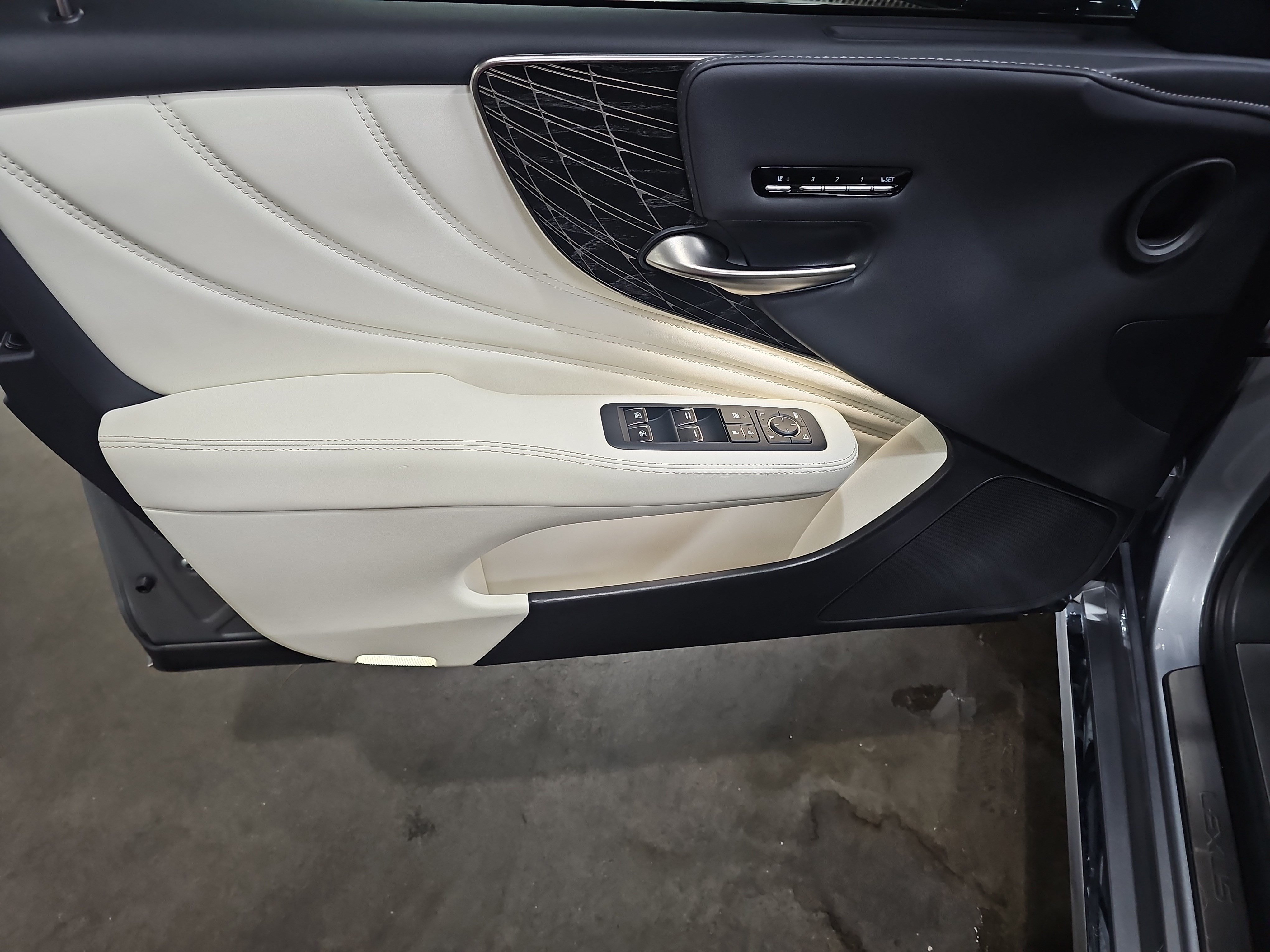 Used 2022 Lexus LS 500 RWD image 27
