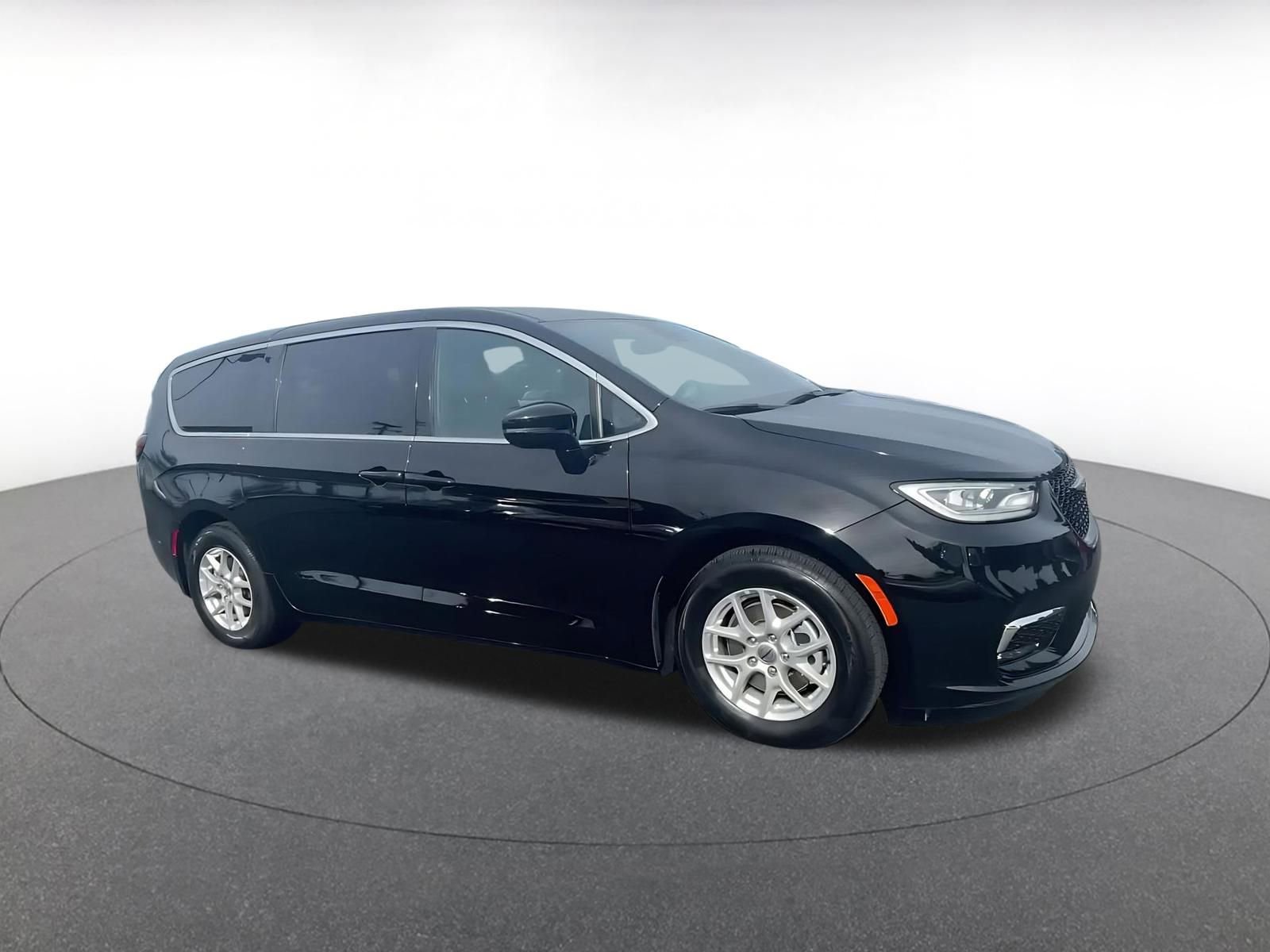 Used 2025 Chrysler Pacifica Select image 2