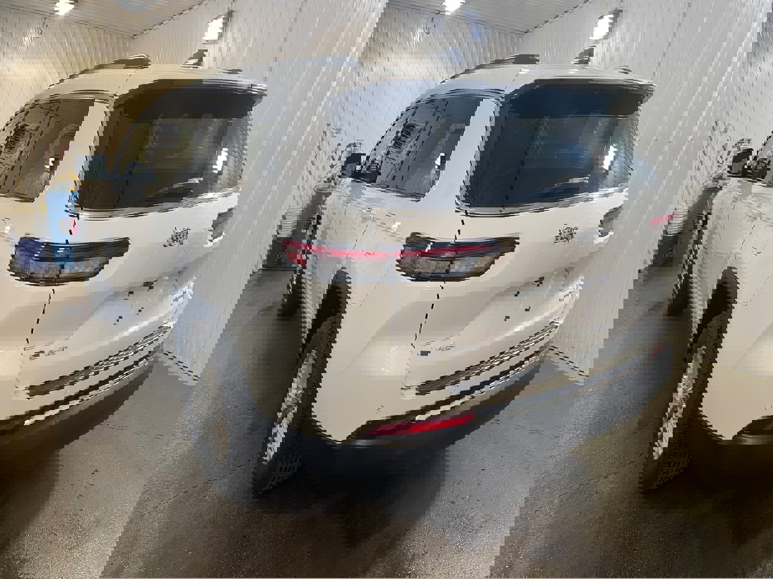 Used 2023 Jeep Grand Cherokee L Laredo image 5