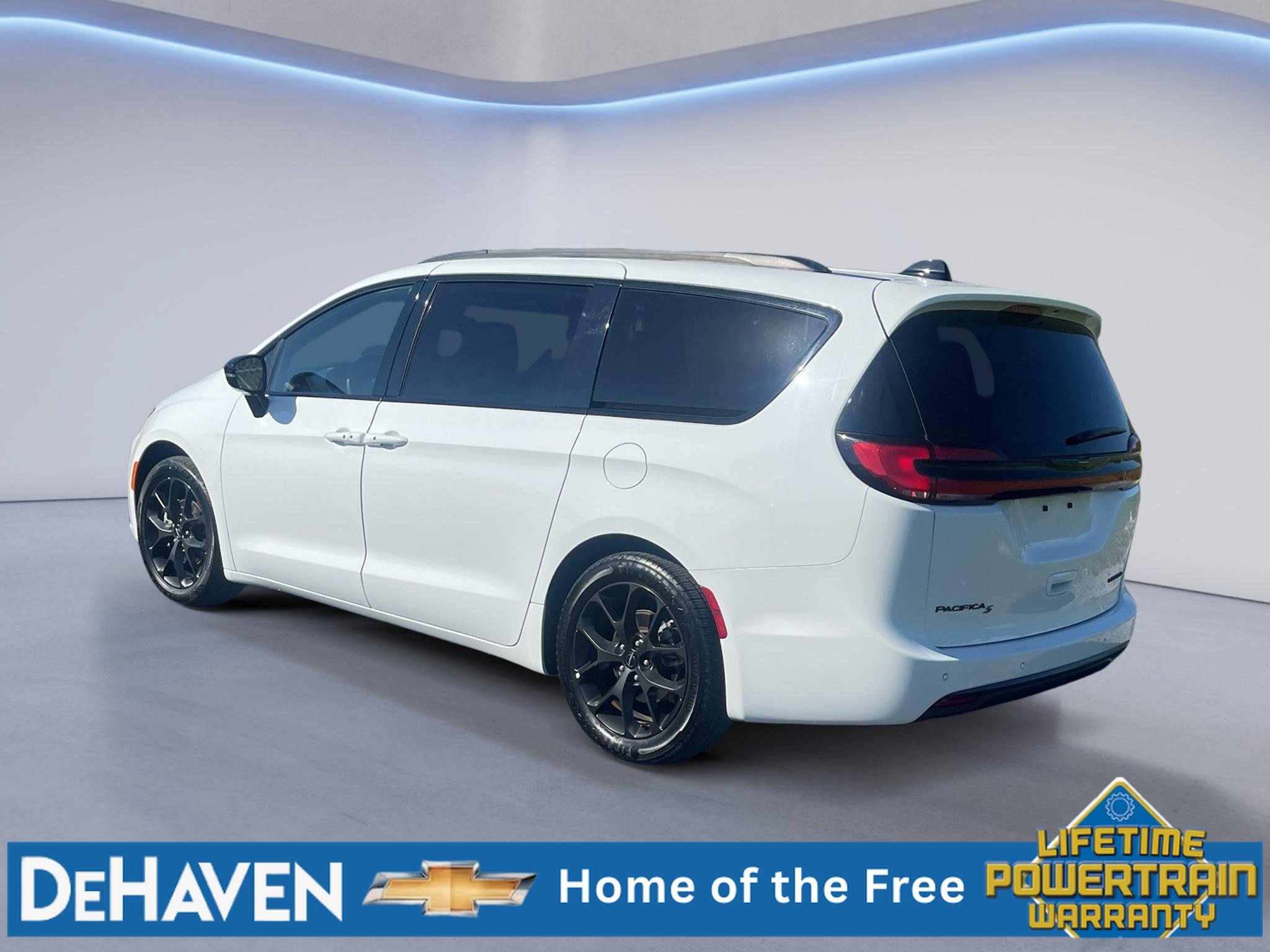 Used 2025 Chrysler Pacifica Limited FWD image 4