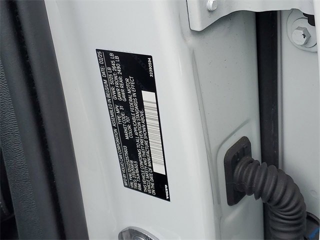 Used 2025 Volvo XC40 B5 Core image 33