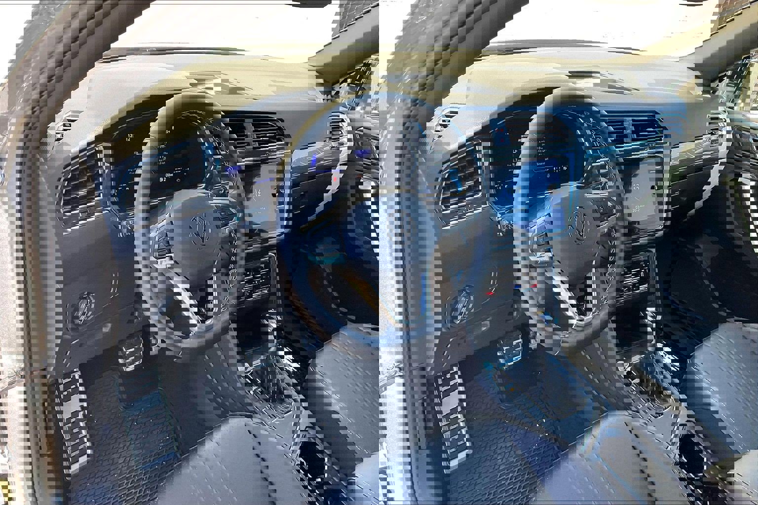 Certified 2023 Volkswagen Tiguan SE R-Line image 14