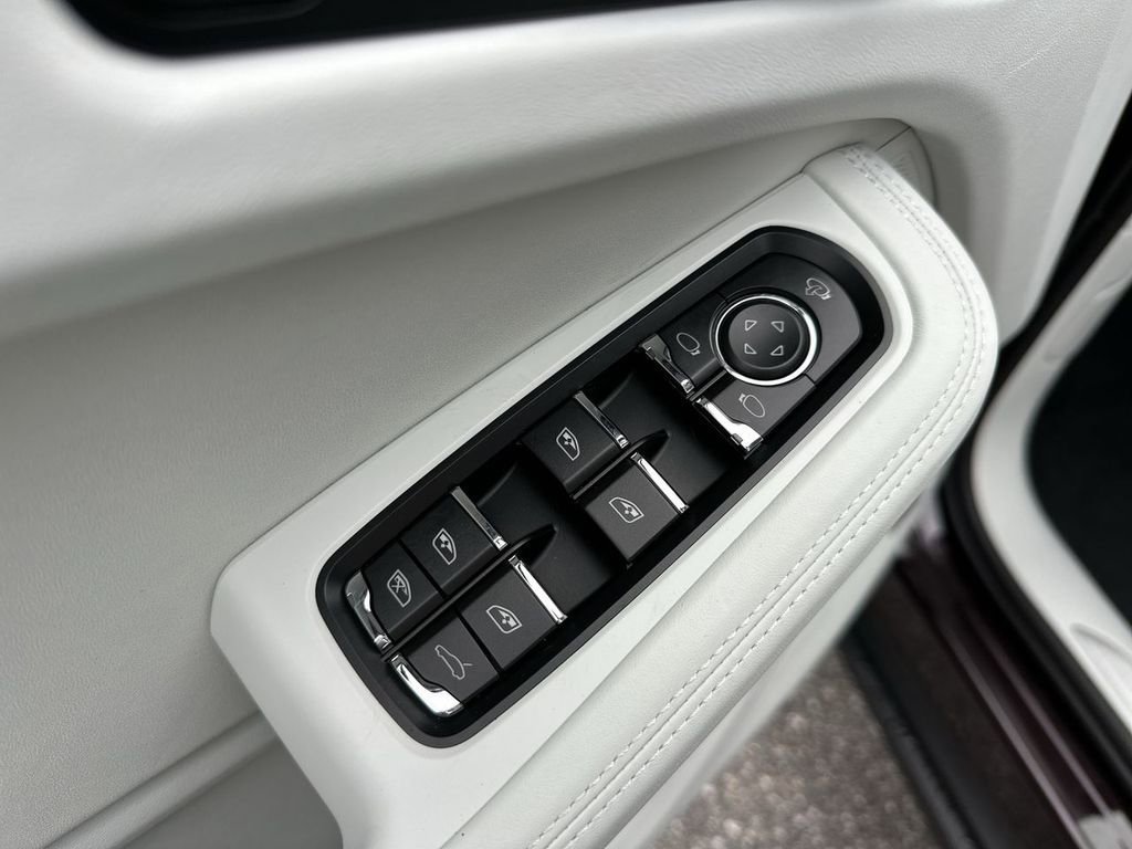 Certified 2026 Porsche Macan S AWD/4WD image 9