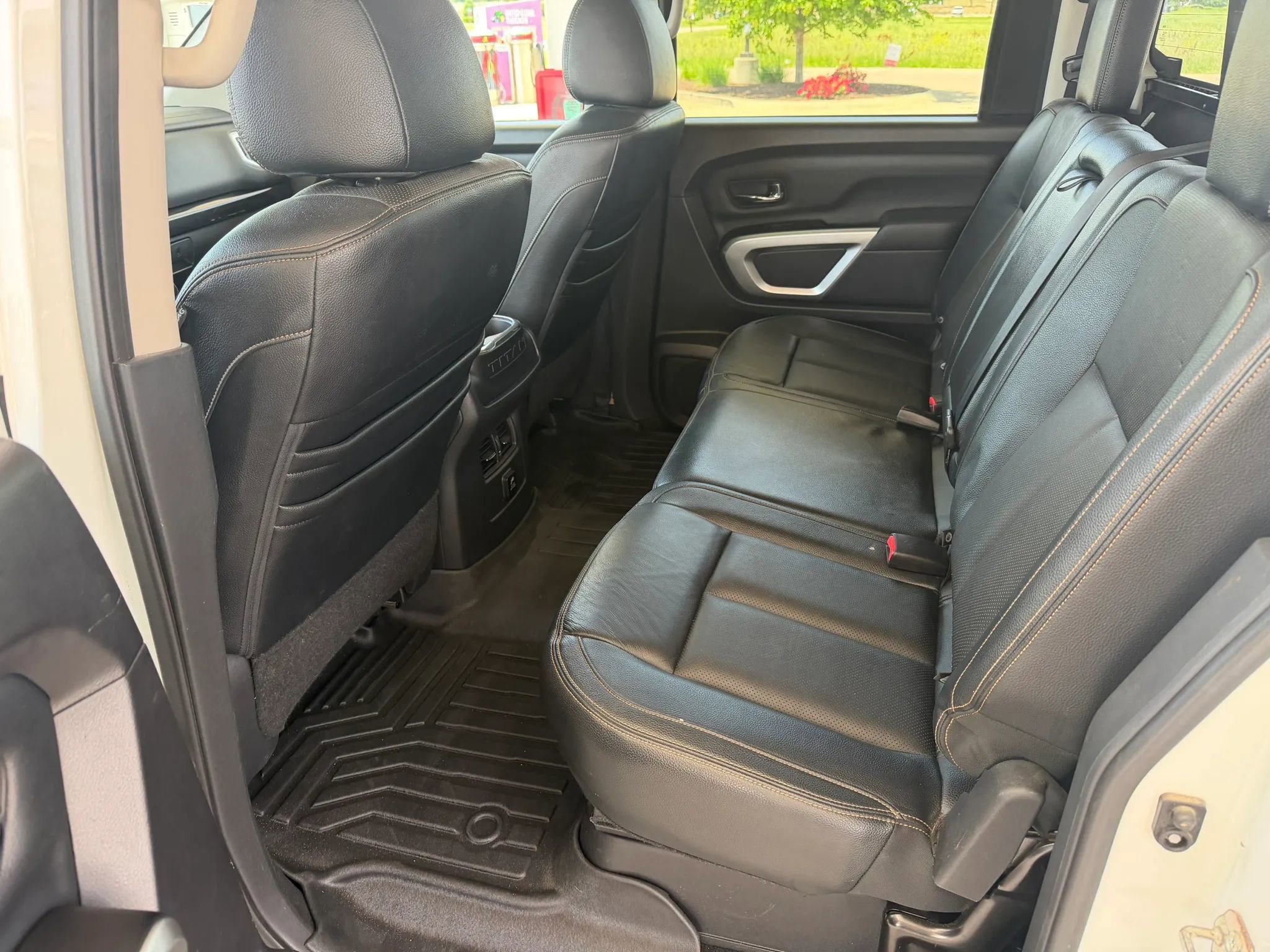 Used 2018 Nissan Titan SV w/ SV Convenience Package AWD/4WD image 12