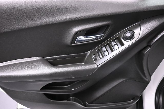 Used 2017 Chevrolet Trax LT w/ LT Convenience Package FWD image 13