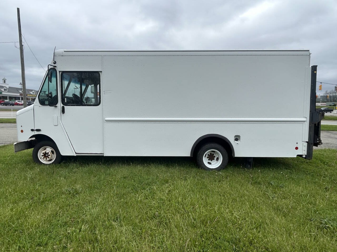 Used 2017 Ford E-350 and Econoline 350 Super Duty w/ A/C Prep Package RWD image 3