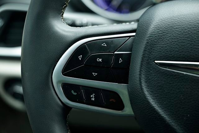 Used 2024 Chrysler Pacifica Touring-L image 32