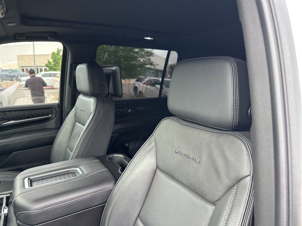 Used 2023 GMC Yukon XL Denali w/ Denali Reserve Package image 27