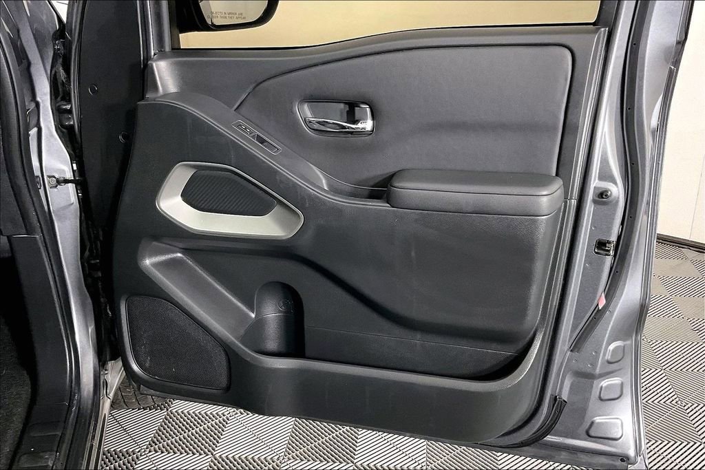 Used 2023 Nissan Frontier SV image 24