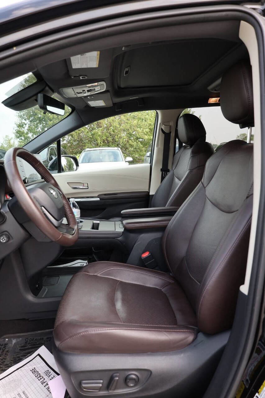 Used 2021 Toyota Sienna Platinum AWD/4WD image 12