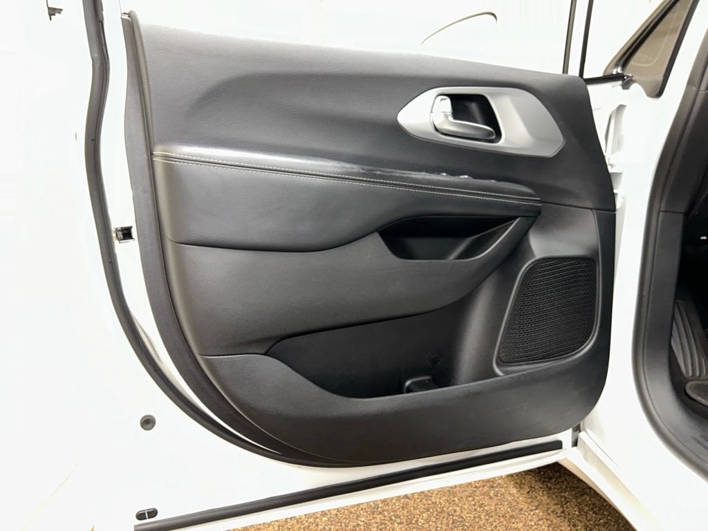 Used 2019 Chrysler Pacifica Touring Plus w/ S Appearance Package FWD image 13