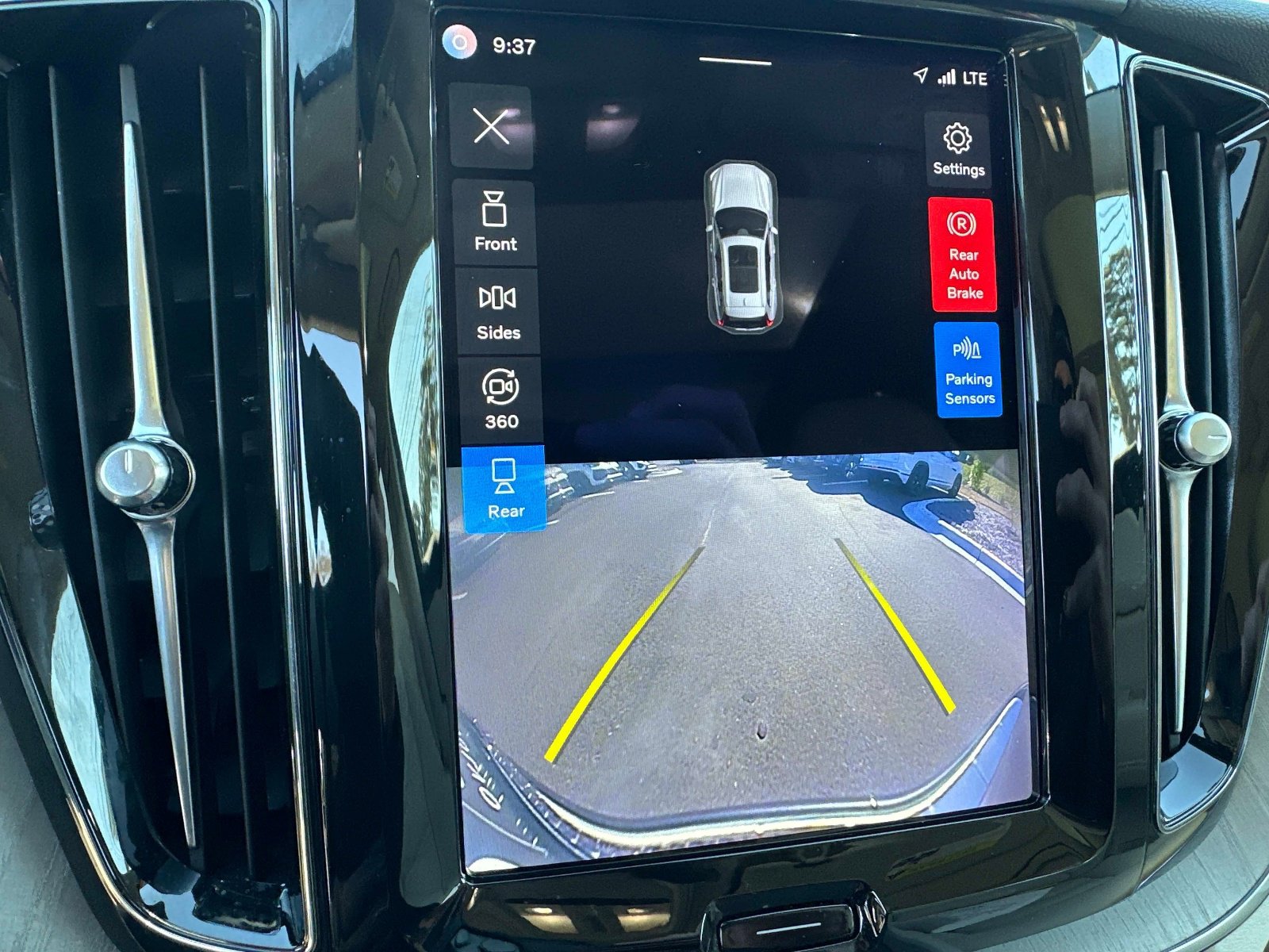 Certified 2023 Volvo XC60 B5 Plus w/ Climate Package image 23