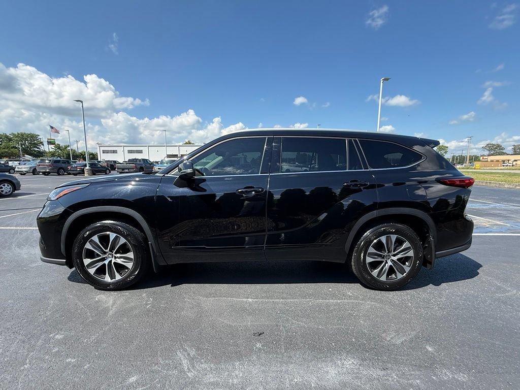Used 2022 Toyota Highlander XLE AWD/4WD image 5