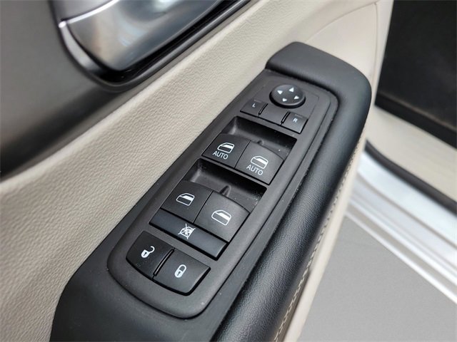 Used 2024 Chrysler Pacifica Touring-L image 13