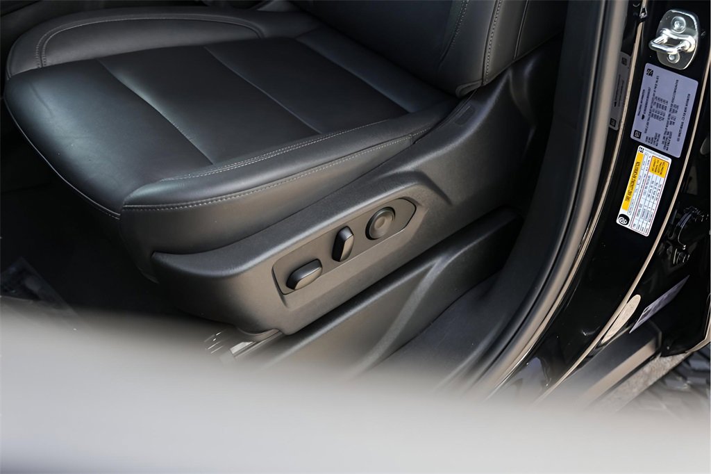 Used 2025 Chevrolet Suburban Z71 image 11