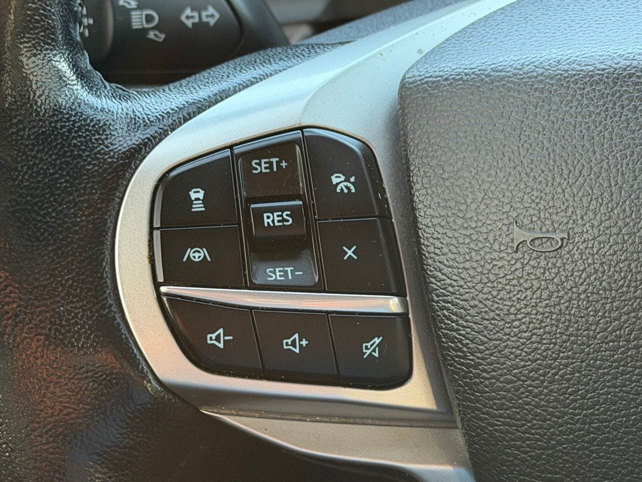 Used 2022 Ford Explorer Limited w/ Equipment Group 301A RWD image 17