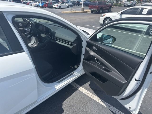 New 2026 Hyundai Elantra SE FWD image 13