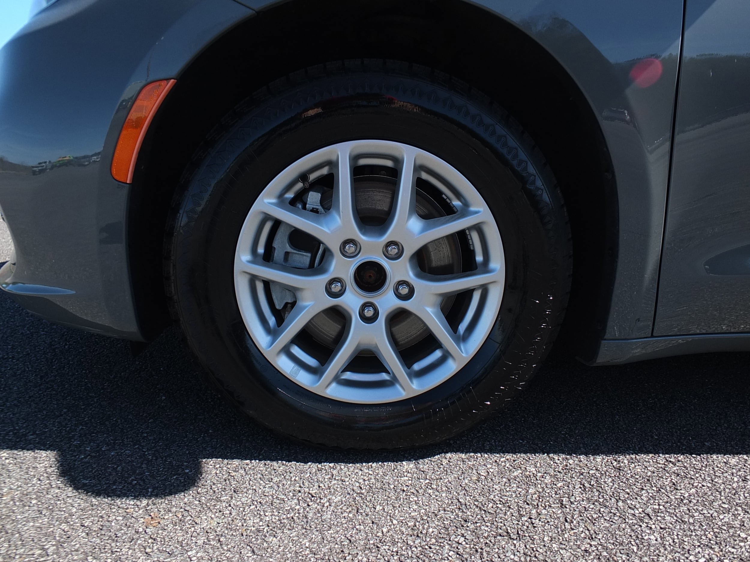 Used 2023 Chrysler Pacifica Touring-L image 9