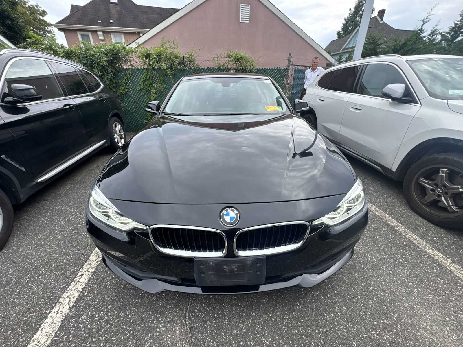 Used 2018 BMW 320i xDrive Sedan AWD/4WD image 2