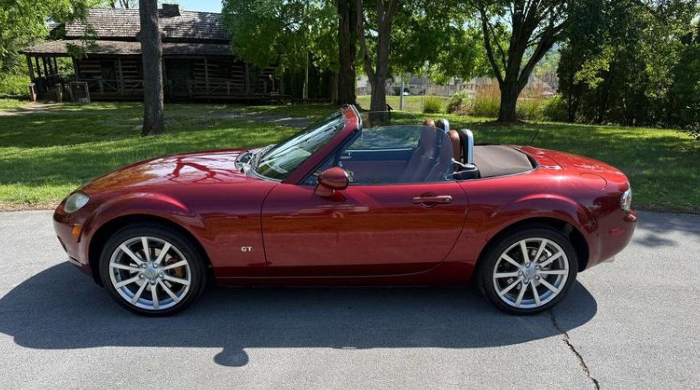 Used 2006 MAZDA MX-5 Miata Grand Touring w/ Premium Pkg RWD image 10