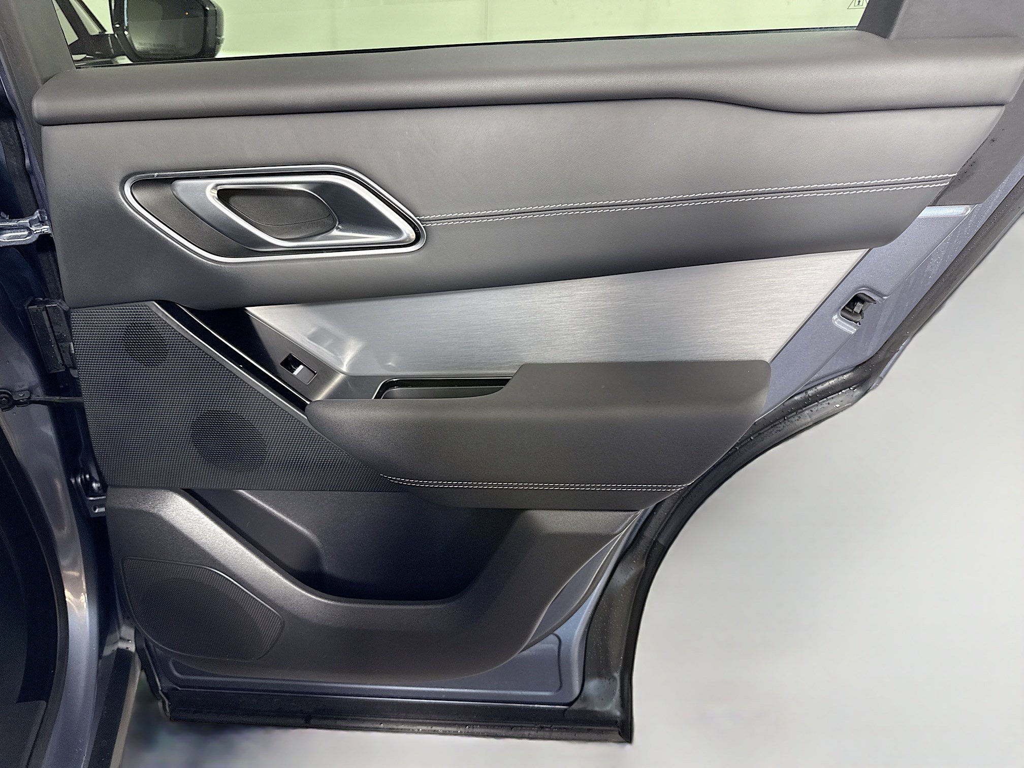 Used 2023 Land Rover Range Rover Velar R-Dynamic S image 28