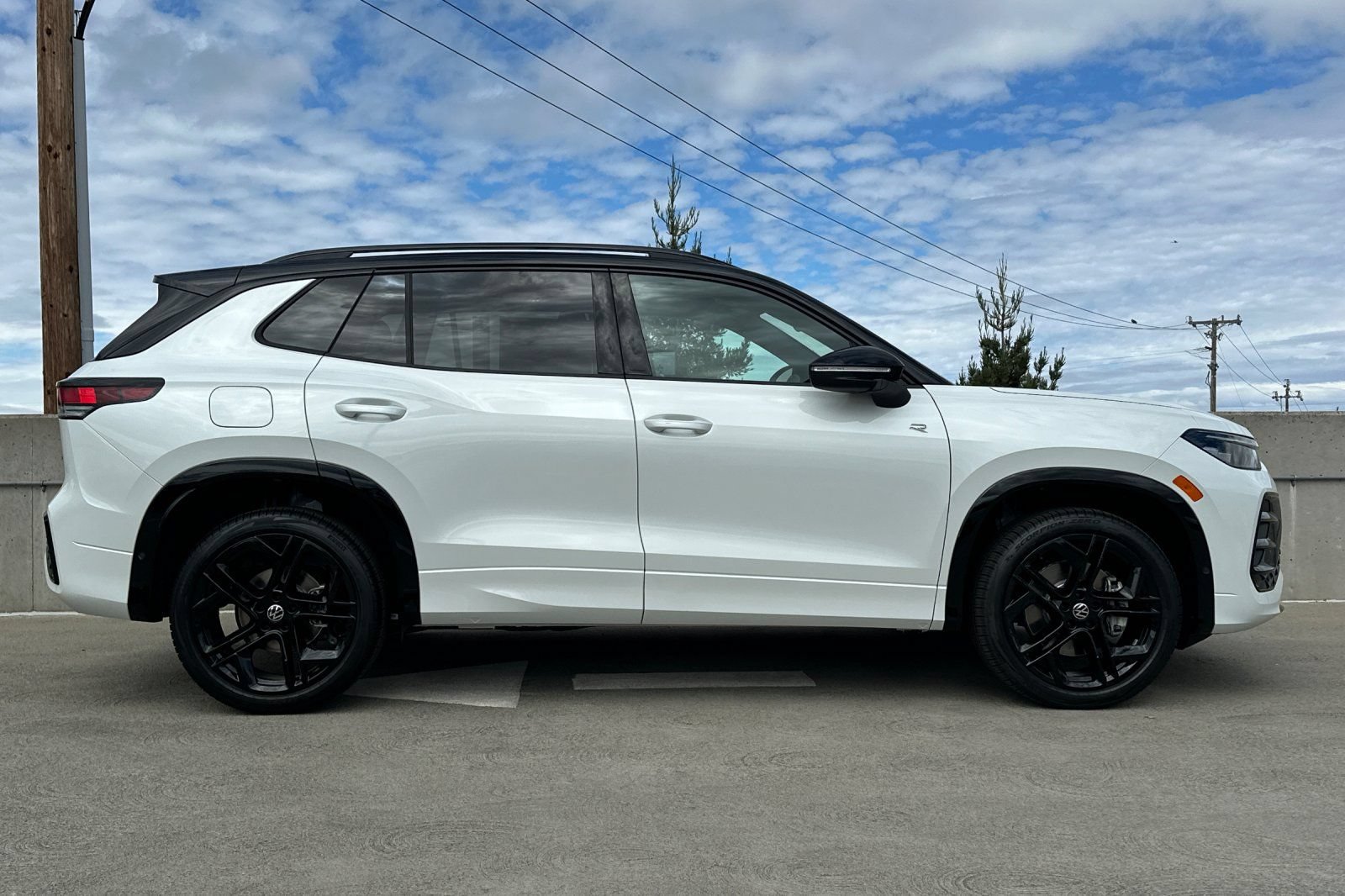 New 2026 Volkswagen Tiguan SE R-Line AWD/4WD image 3