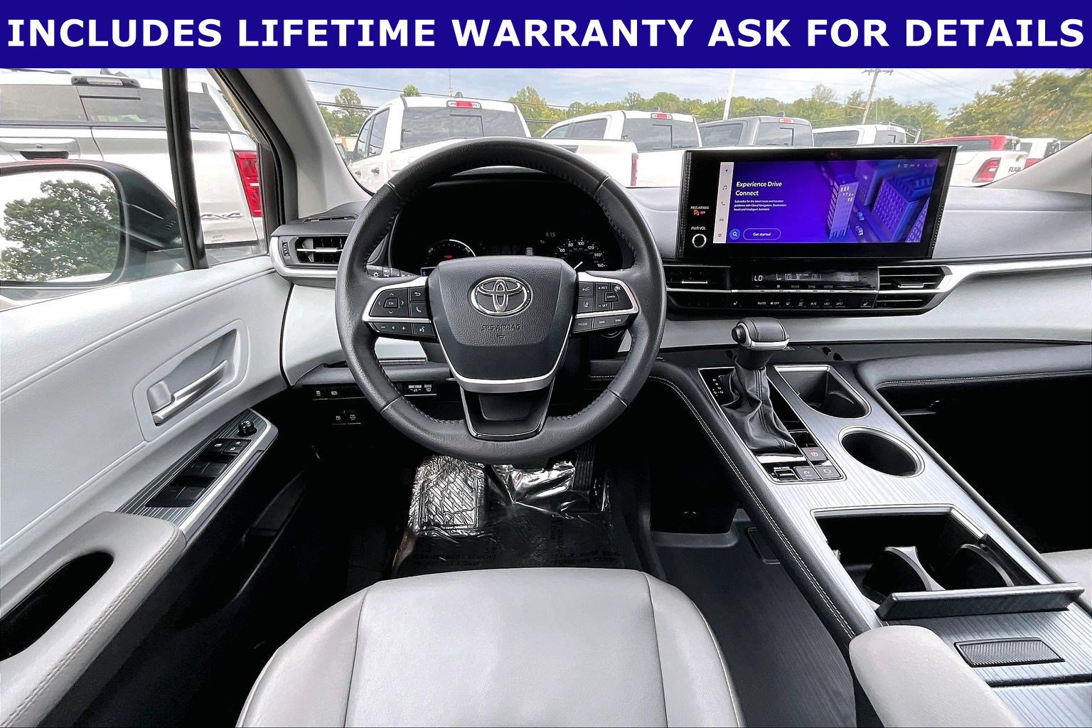 Used 2025 Toyota Sienna XLE FWD image 5