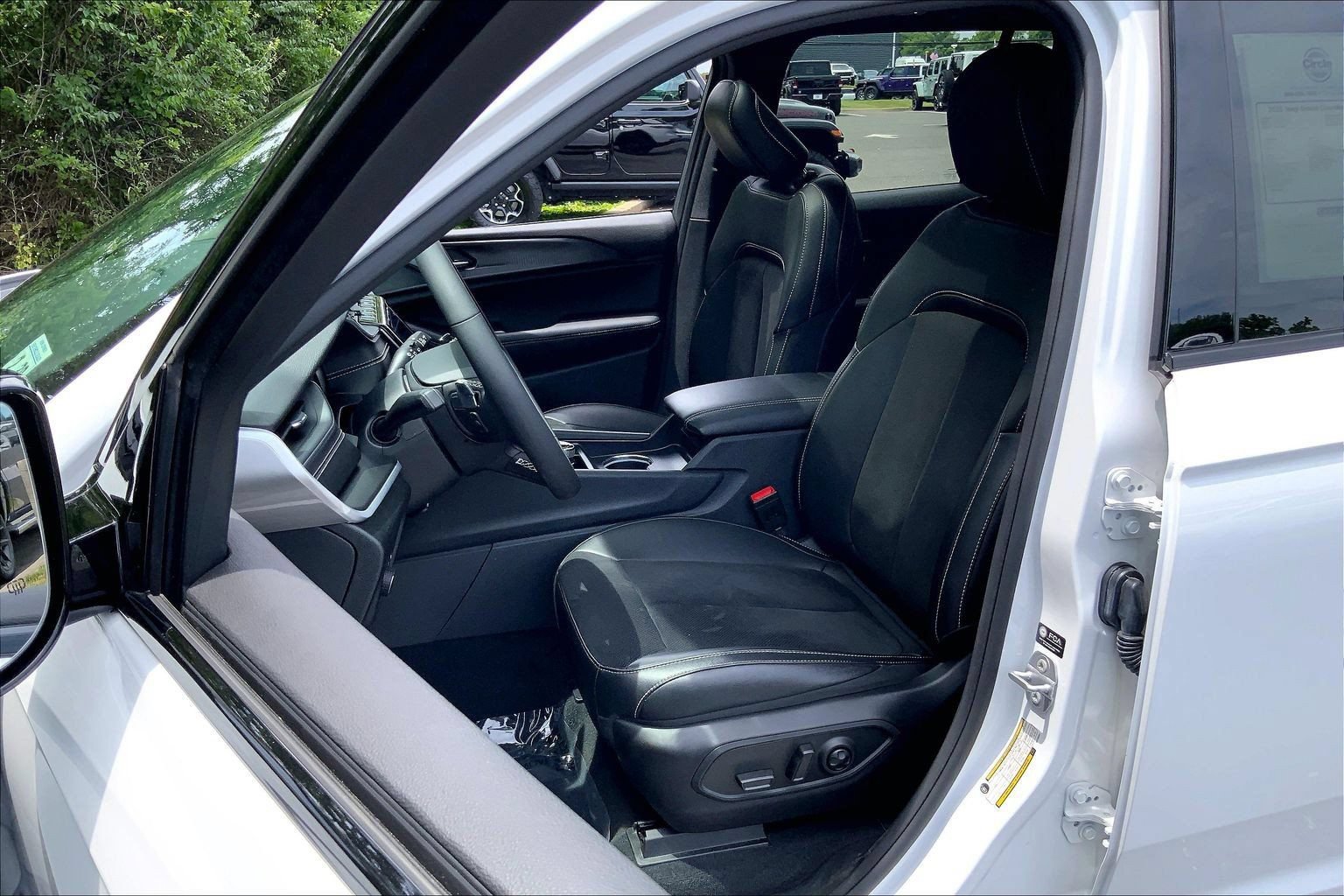 Used 2025 Jeep Grand Cherokee Altitude AWD/4WD image 7