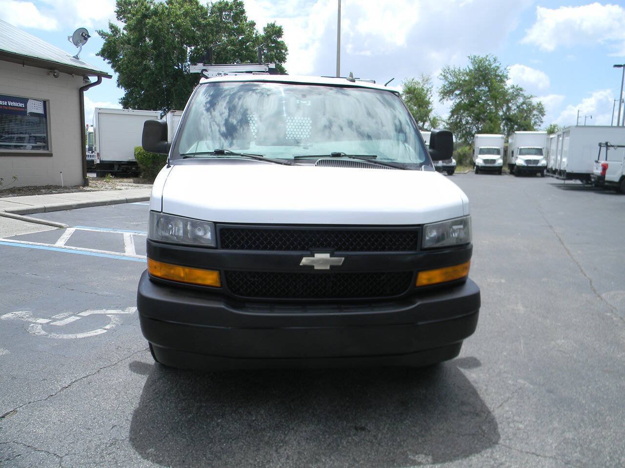 Used 2018 Chevrolet Express 2500 w/ Driver Convenience Package RWD image 3
