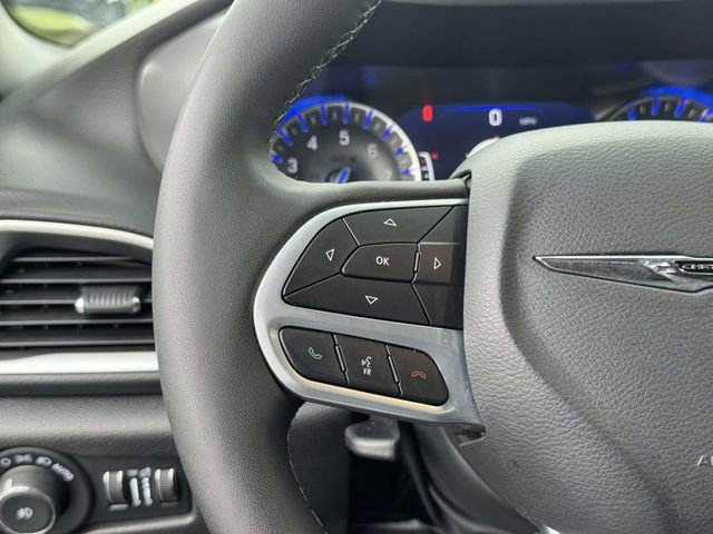 Used 2025 Chrysler Pacifica Select FWD image 24