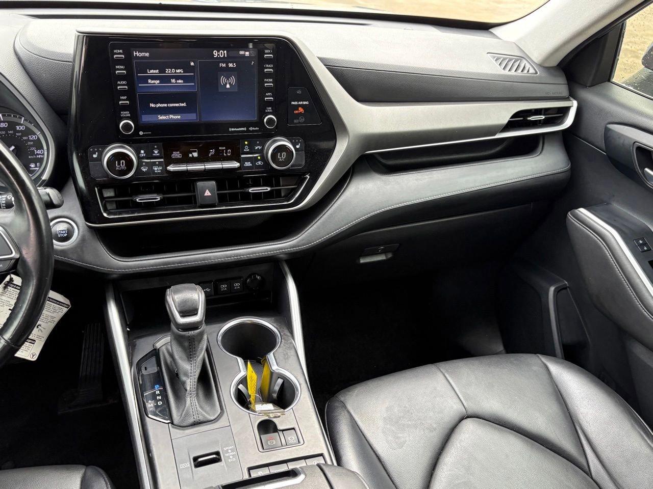 Used 2021 Toyota Highlander XLE FWD image 14