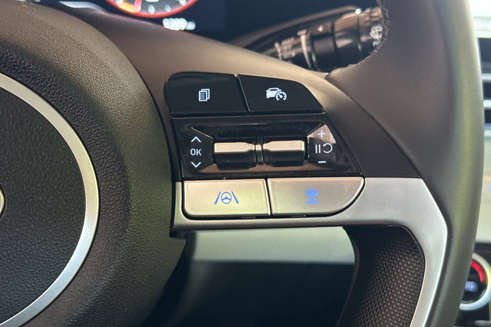 Used 2025 Hyundai Elantra Limited FWD image 31
